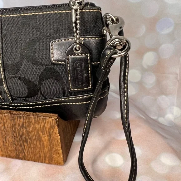 Coach wristlet. - Picture 3 of 7